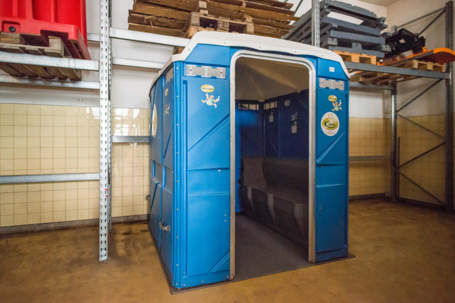 WC-6er-Urinal-Kabine-blau-aussenansicht-kini-bayern-oberland