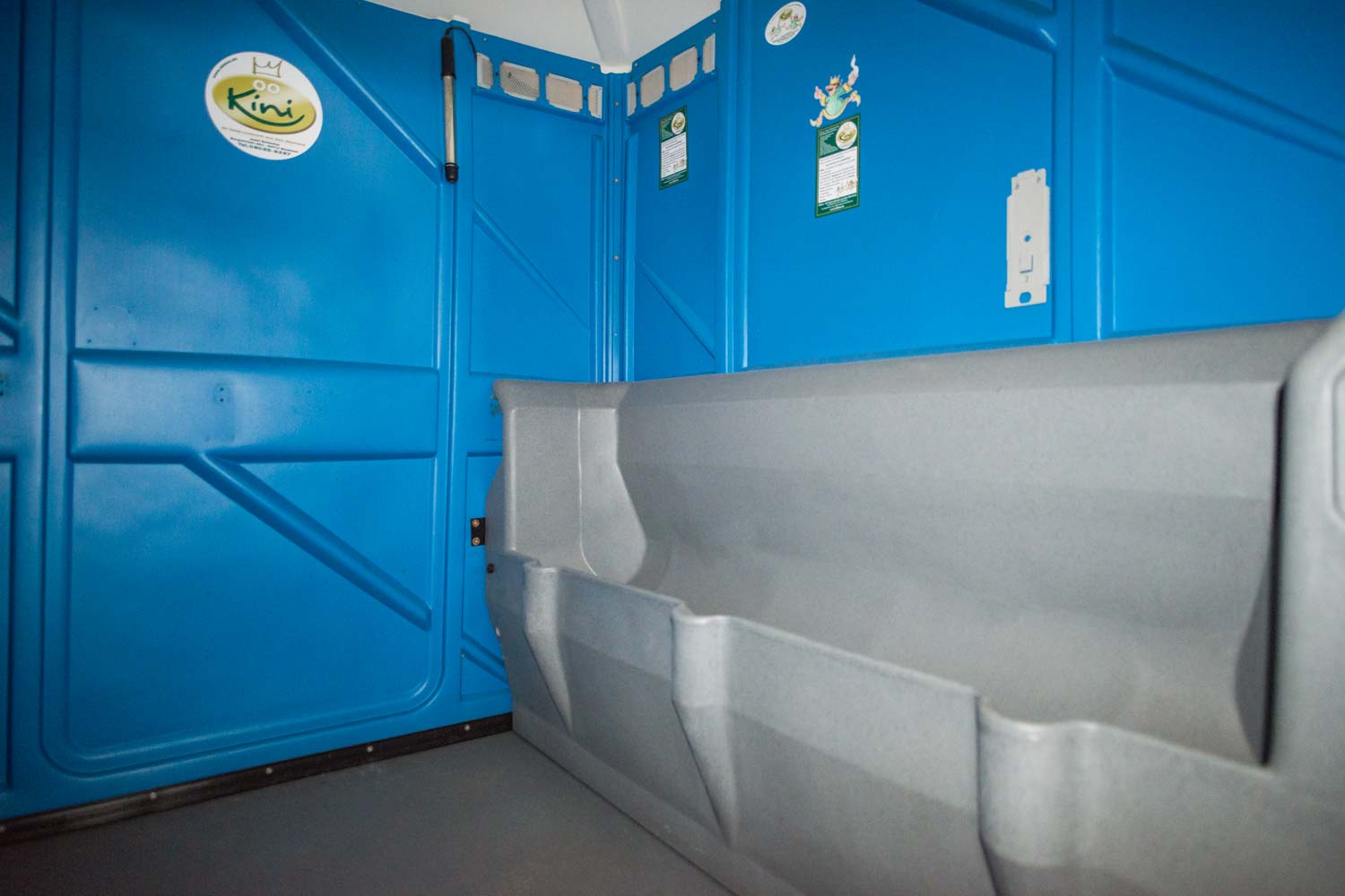 WC-6er-Urinal-Kabine-blau-innenansicht-w-kini-bayern-oberland