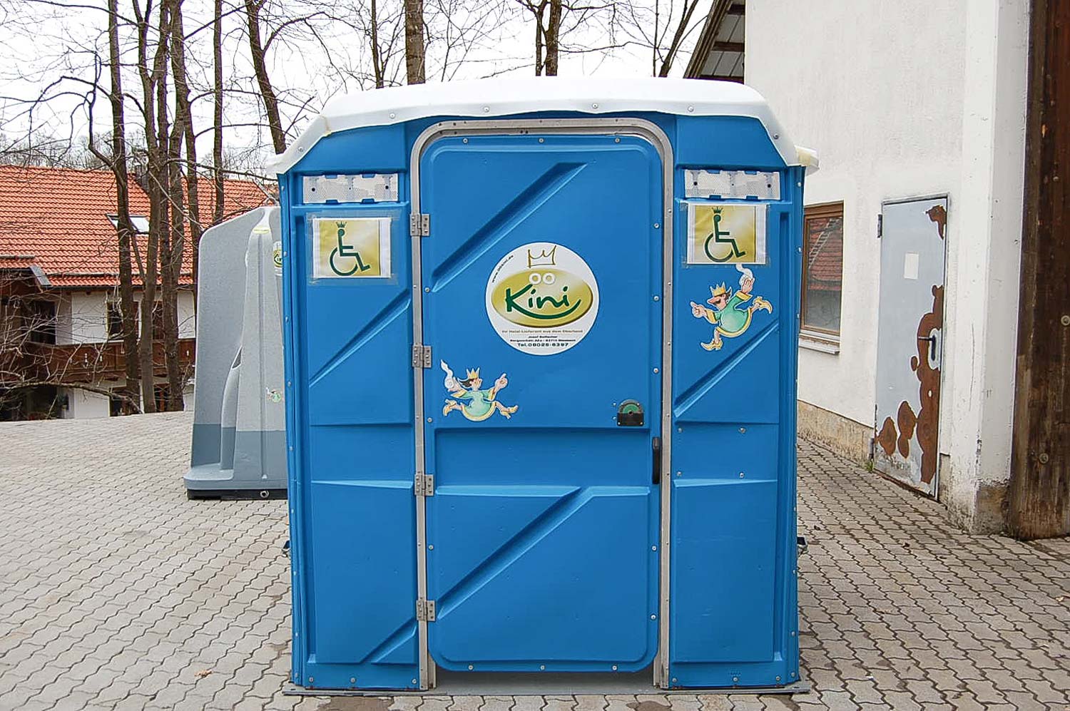 WC-Kabine-rollstuhlgerecht-blau-aussenansicht-robust-dixi-klo-mieten-barrierefrei-bayern-oberland