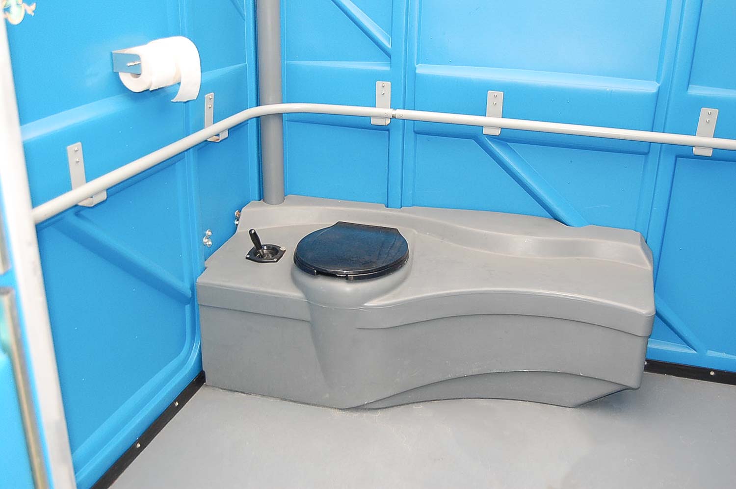 WC-Kabine-rollstuhlgerecht-blau-Innenansicht-robust-dixi-klo-mieten-barrierefrei-bayern-oberland