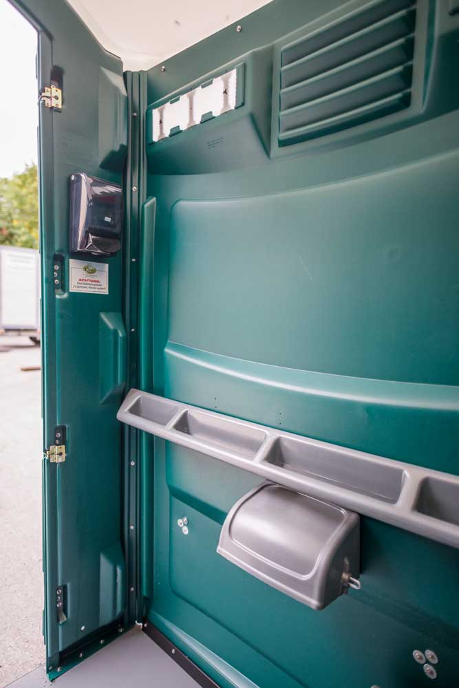 WC-Kabine-rollstuhlgerecht-liberty-grün-innenansicht-handlauf-robust-dixi-klo-mieten-barrierefrei-bayern-oberland