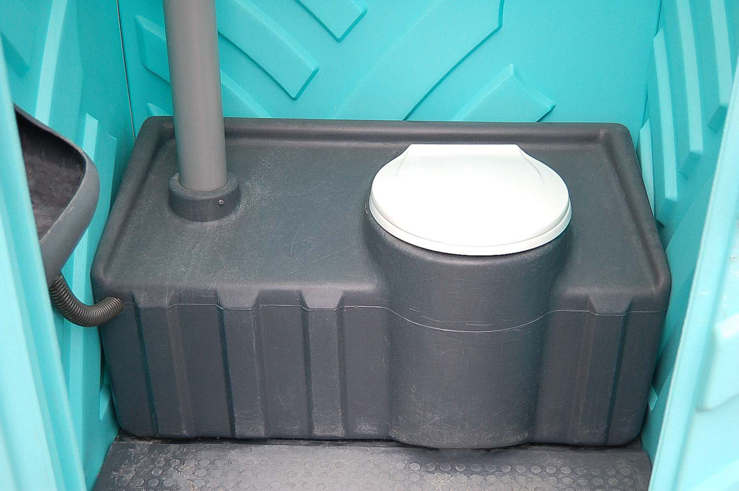 WC-Kabine-Standard-Mondo-innenansicht-robust-dixi-klo-mieten-gewerbliche-private-Baustelleneinrichtungen-bayern-oberland