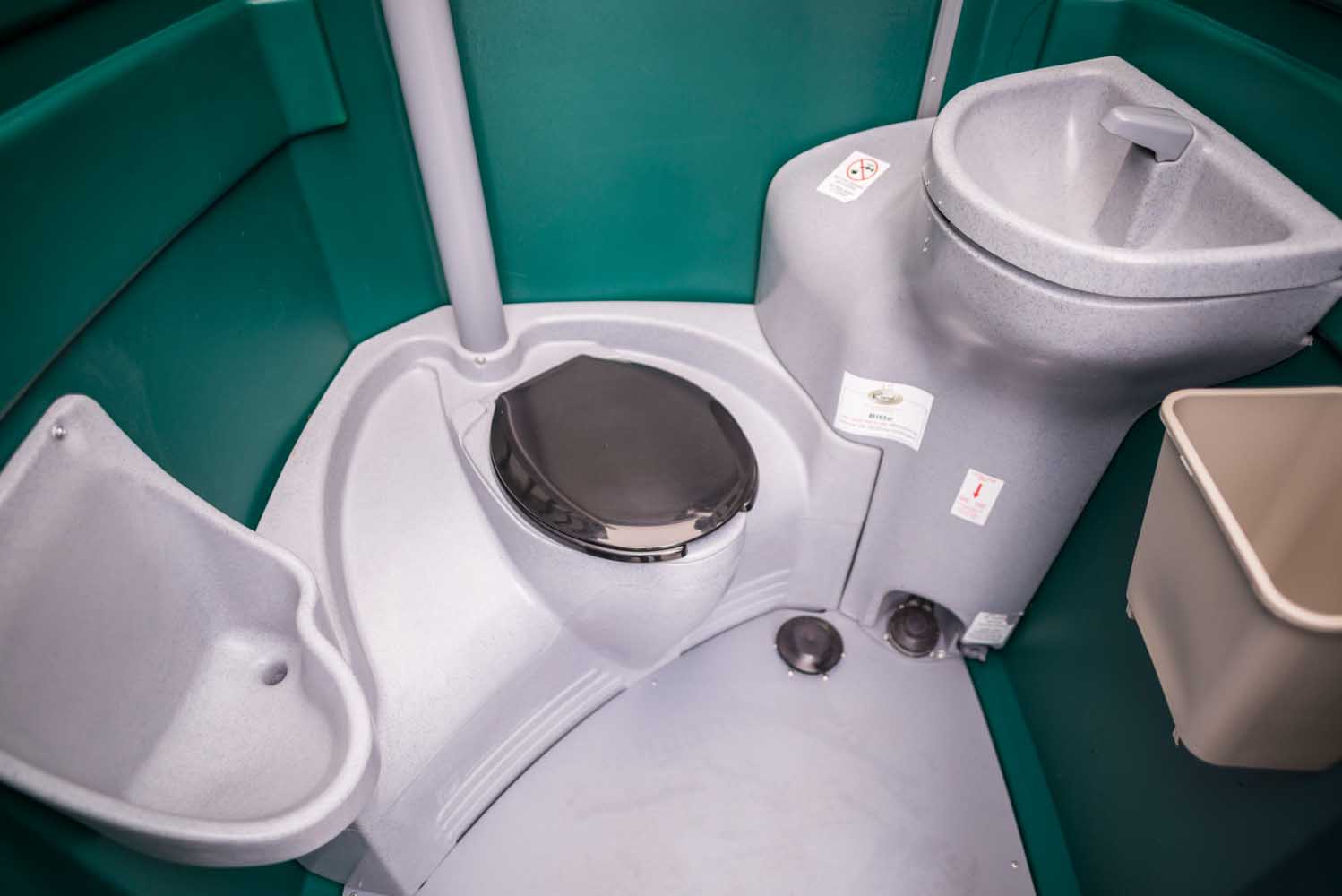 innenraum-von-oben-00kini-toilette-urinal-waschbecken