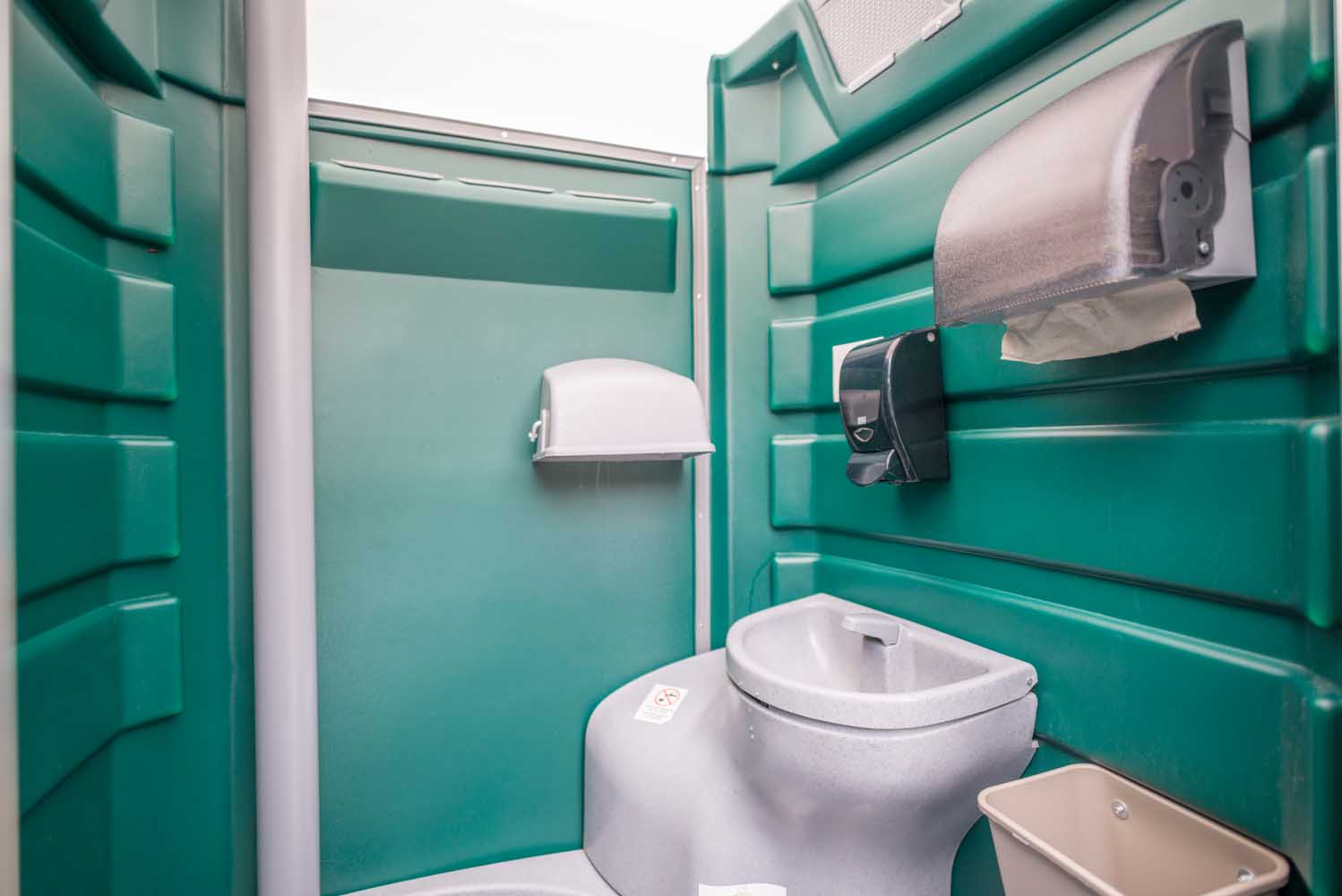 00kini-innenraum-mobile-toilette-waschbecken-papierspender