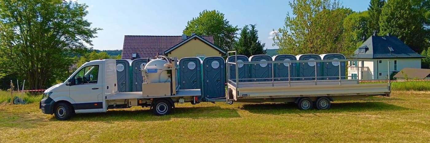 Toilettenwagen mieten. Das sind die Event WC Preise. Barrierefreies WC oder Urinal.